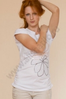 Белая блузка с рисунком, выполненным из паеток и вышивки
